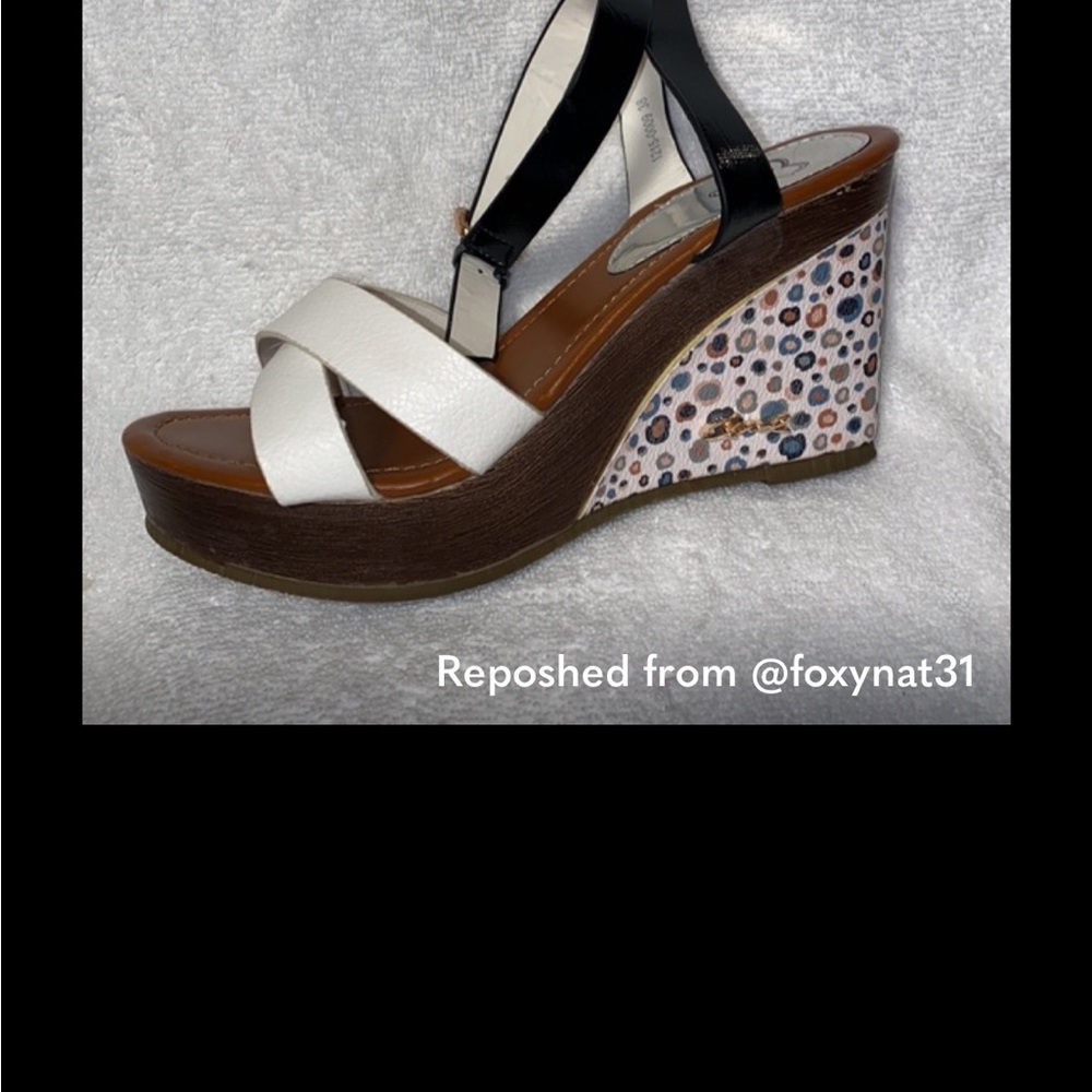 NWOT EUC Axel White Wedge Sz 38